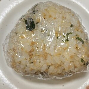 鮭フレークと青しそのおにぎり